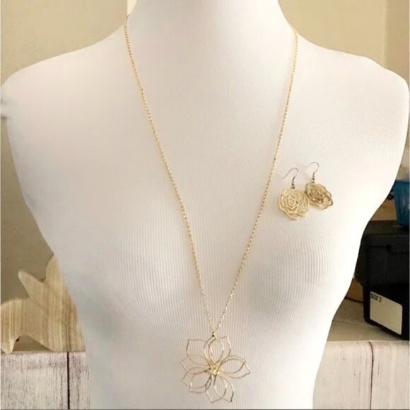 Charming Charlie Wire Flower Necklace & Earrings - Picture 1 of 11